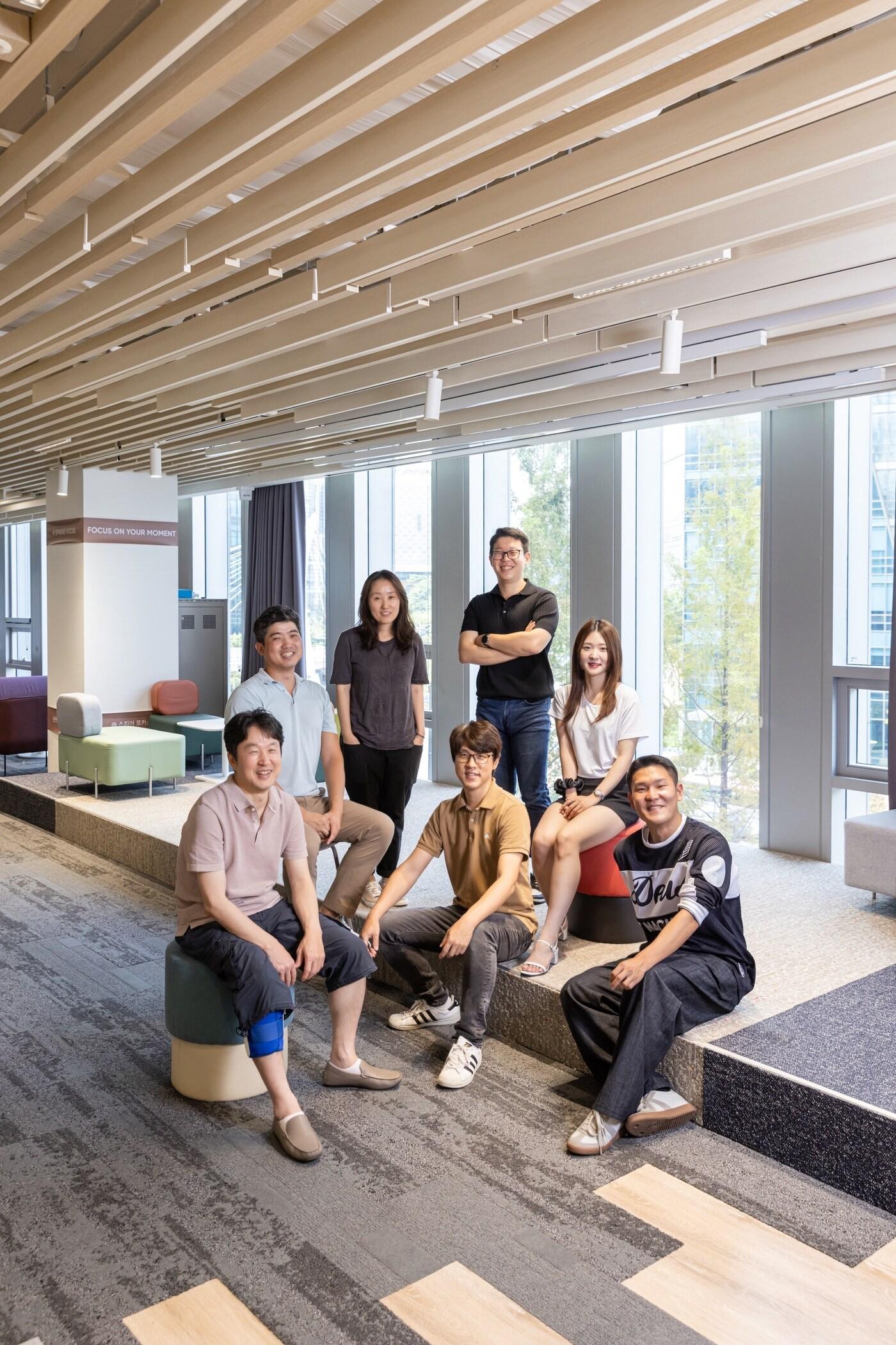 본문 이미지 - 주저자 나민수 SK텔레콤 6G개발팀장&#40;사진 왼쪽에서 두번째&#41;을 비롯해 이번 논문 집필에 참여한 SK텔레콤 구성원들의 모습. &#40;SK텔레콤 제공&#41;