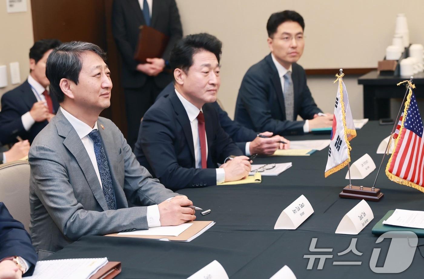 본문 이미지 - 안덕근 산업통상자원부 장관이 25일(현지시간) 미국 워싱턴 D.C. 메리어트 마르퀴스호텔에서 데이비드 터크 미국 에너지부 부장관과 면담하고 있다. (산업통상자원부 제공) 2024.6.26/뉴스1