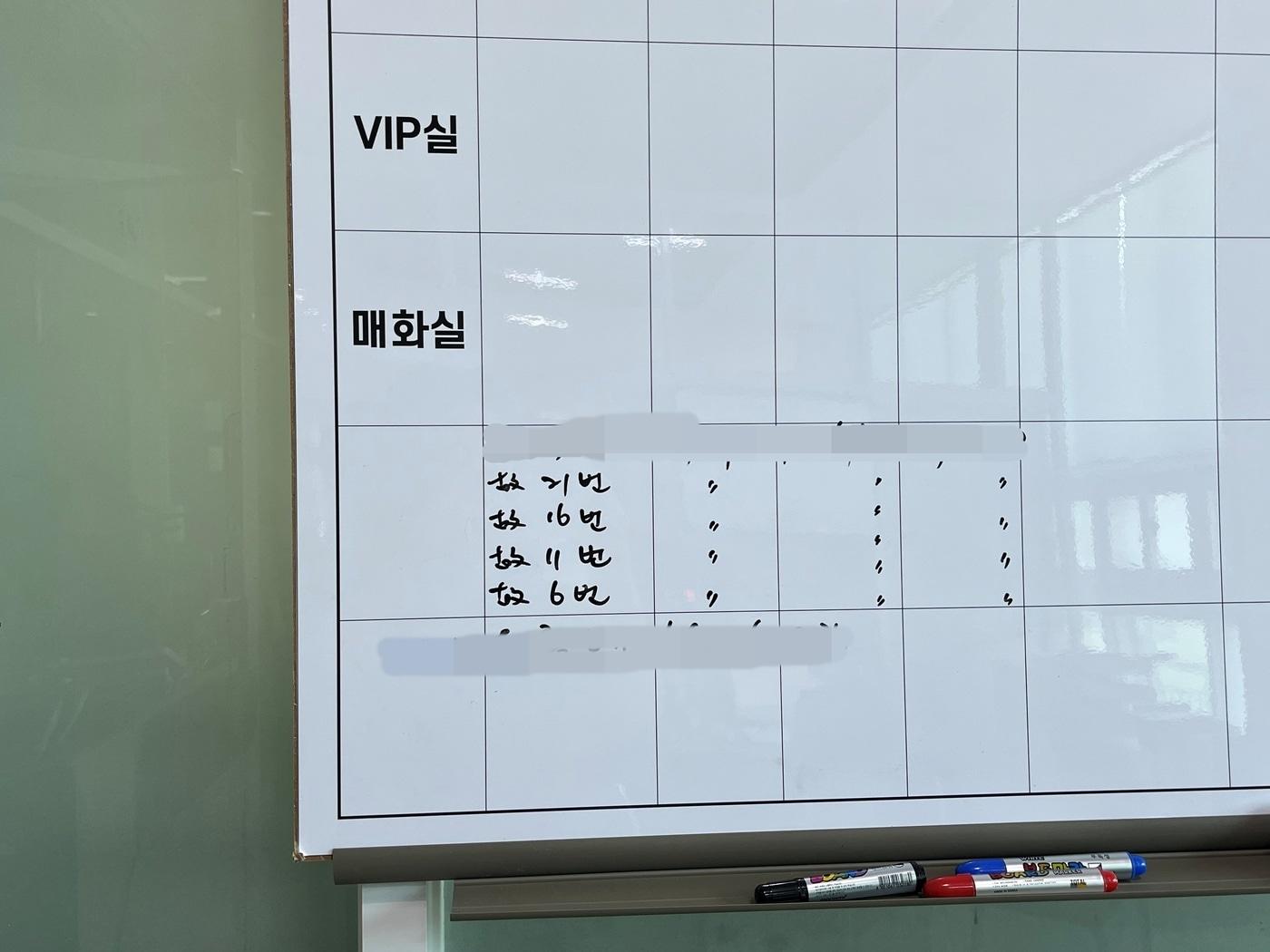 본문 이미지 - 경기도 화성시 한 장례식장에 '화성 아리셀 화재' 희생자 시신이 안치돼 있지만 신원확인을 하지 못해 이름 대신 번호만 적혀 있다.(공동취재단) 2024.6.25