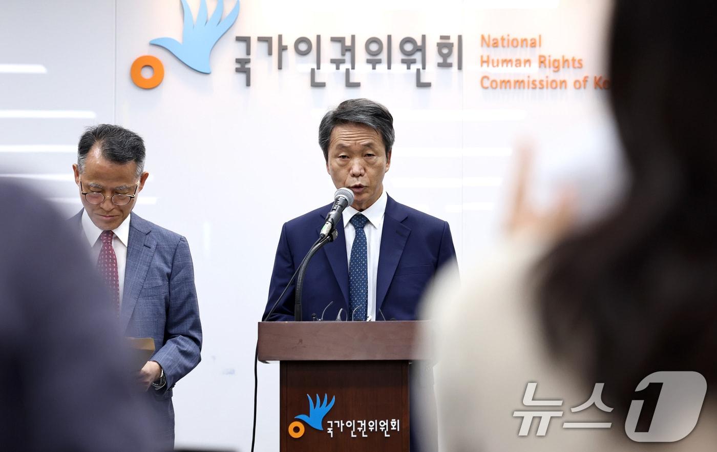 언론을 '기레기', 인권시민단체를 '인권장사치'라고 부르는 등 막말 논란을 빚은 김용원 국가인권위원회 상임위원이 26일 오전 서울 중구 국가인권위원회에서 전원위원회 출석 거부 기자회견을 하고 있다. 2024.6.26/뉴스1 ⓒ News1 구윤성 기자