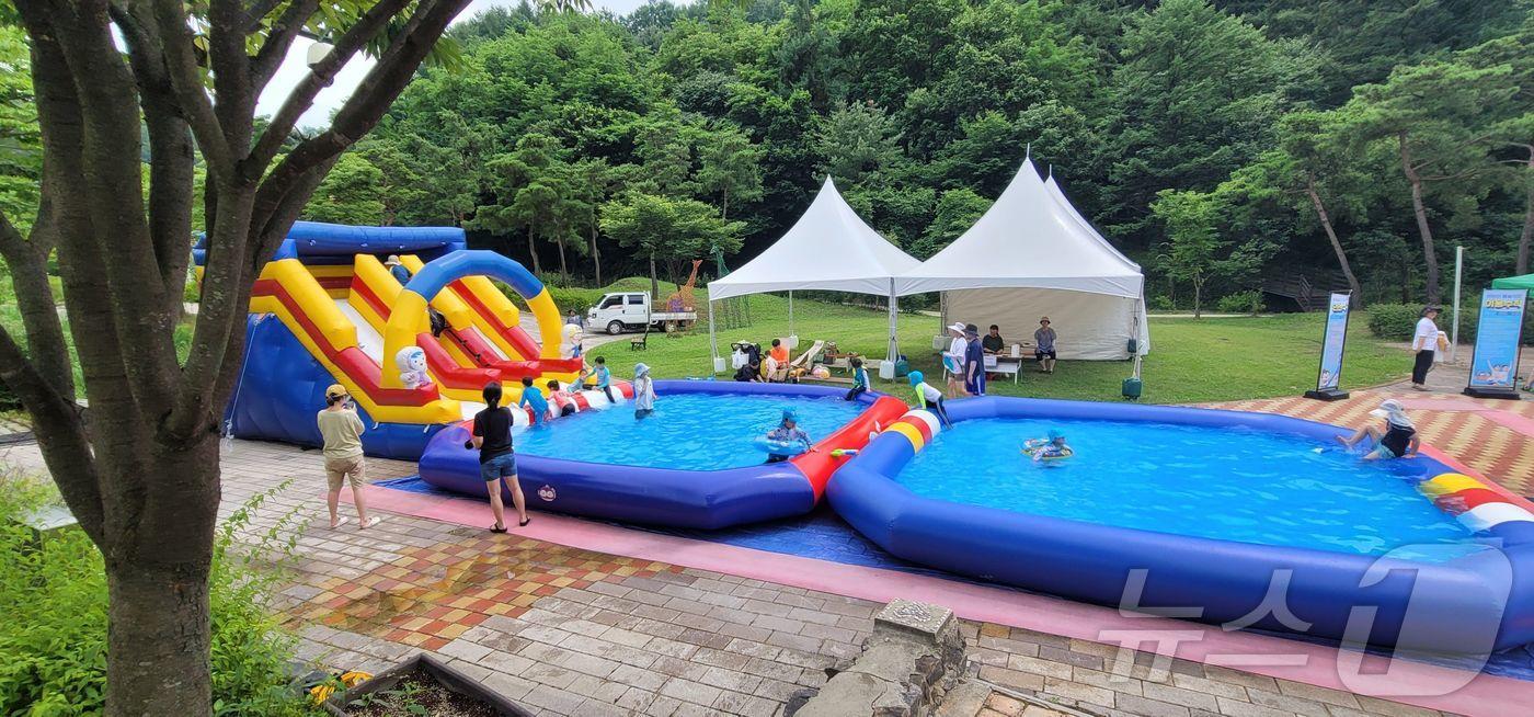 성불산 산림휴양단지 물놀이장.(괴산군 제공)/뉴스1