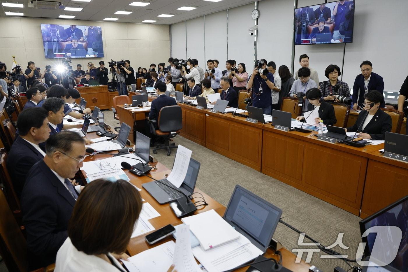 26일 오전 서울 여의도 국회에서 열린 보건복지위원회 3차 전체회의에서 박주민 위원장이 개의를 선언하고 있다. 2024.6.26/뉴스1 ⓒ News1 안은나 기자