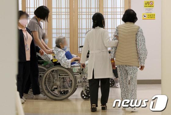 본문 이미지 - 서울에 있는 한 병동에서 의료진과 환자가 이동하고 있다. 2024. 4. 4/뉴스1 이동해 기자
