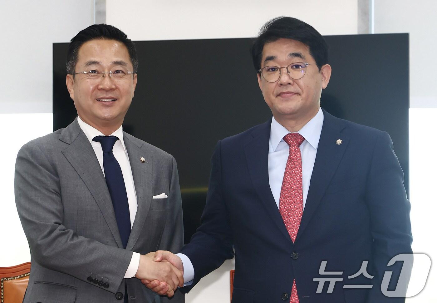 본문 이미지 - 배준영 국민의힘 원내수석부대표(오른쪽)와 박성준 더불어민주당 원내수석부대표가 26일 오전 서울 여의도 국회 운영위 소회의실에서 22대 국회 의사 일정과 관련한 합의문 발표에 앞서 기념촬영을 하고 있다. 여야는 오는 27일 본회의와 7월5일 국회 개원식, 8~9일 교섭단체 대표연설 의사 일정을 발표했다. 2024.6.26/뉴스1 ⓒ News1 김민지 기자