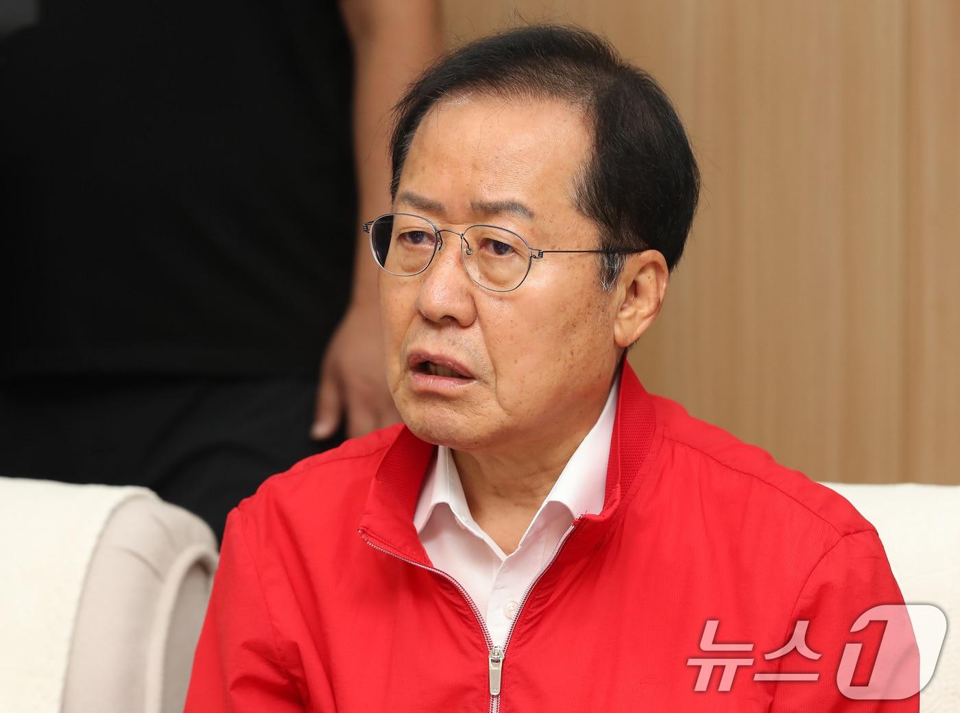 본문 이미지 - 홍준표 대구시장이 26일 오전 대구시청 산격청사를 찾은 원희룡 전 국토교통부 장관과 면담 도중 한동훈 전 국민의힘 비대위원장의 면담 요청을 두 번 거절했다는 입장을 밝히고 있다. (사진은 기사 내용과 무관함) 2024.6.26/뉴스1 ⓒ News1 공정식 기자