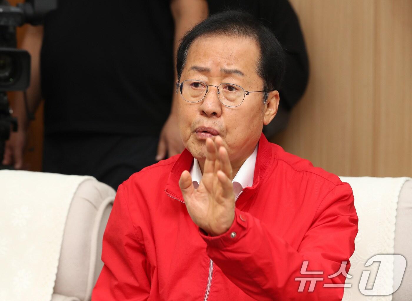 본문 이미지 - 홍준표 대구시장이 2024년 6월 26일 오전 대구시청 산격청사를 찾은 원희룡 전 국토교통부 장관과 면담 도중 한동훈 전 국민의힘 비대위원장의 면담 요청을 두 번 거절했다는 입장을 밝히고 있다. 2024.6.26/뉴스1 ⓒ News1 공정식 기자