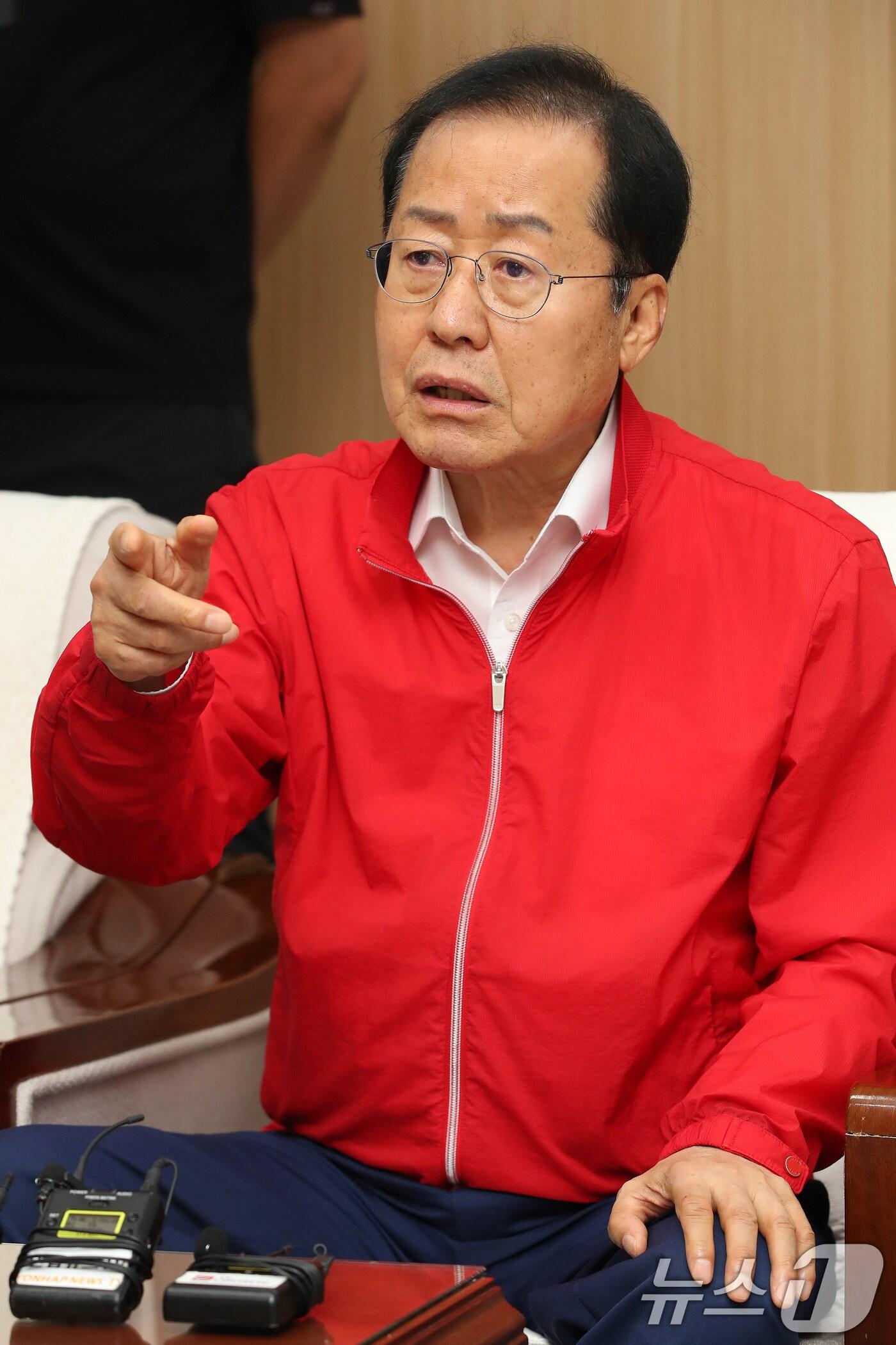 본문 이미지 - 홍준표 대구시장이 지난 6월 26일 오전 대구시청 산격청사를 찾은 원희룡 전 국토교통부 장관과 면담 도중 한동훈 전 국민의힘 비대위원장의 면담 요청을 두 번 거절했다는 입장을 밝히고 있다. 2024.6.26/뉴스1 ⓒ News1 공정식 기자