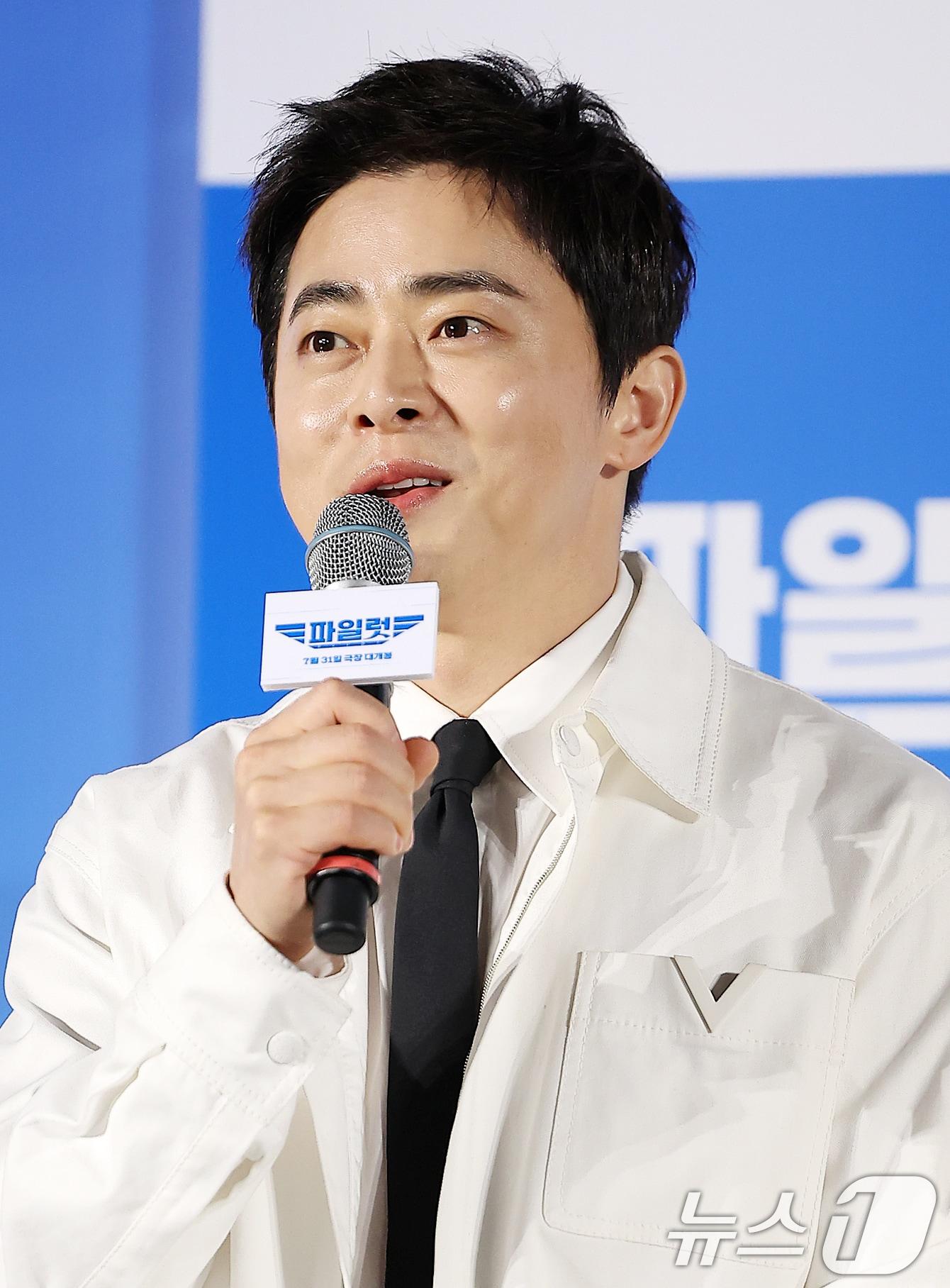 본문 이미지 - 배우 조정석이 26일 오전 서울 광진구 롯데시네마 건대입구에서 열린 영화 ‘파일럿’ 제작보고회에 참석해 인사말을 하고 있다. 영화 ‘파일럿’은 스타 파일럿에서 하루아침에 실직자가 된 한정우(조정석 분)가 파격 변신 이후 재취업에 성공하며 벌어지는 코미디물로 오는 7월 31일 개봉 예정이다. 2024.6.26/뉴스1 ⓒ News1 김진환 기자