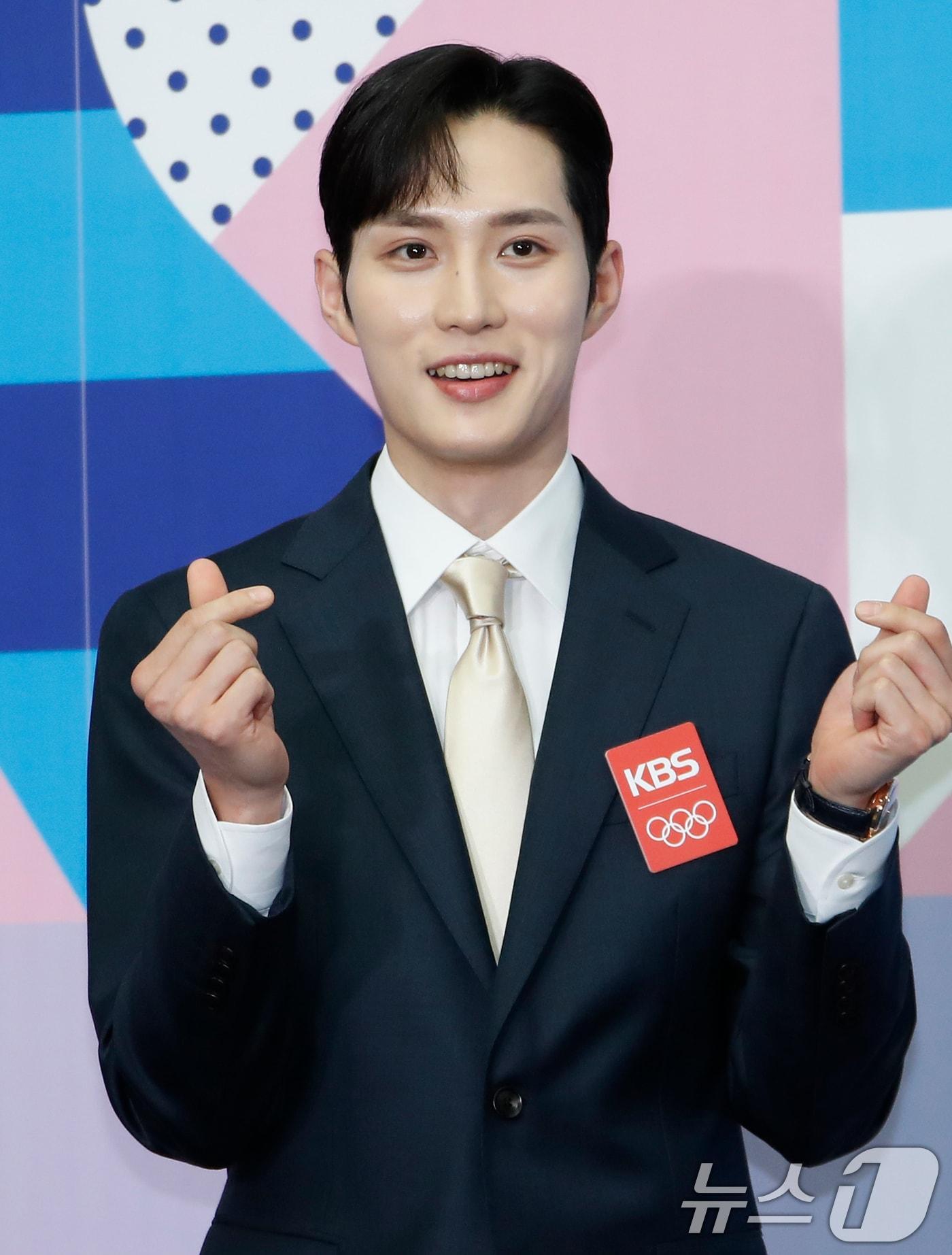 본문 이미지 - 해설위원 김준호가 26일 오전 서울 영등포구 여의도로 KBS 신관 국제회의실에서 열린 ‘2024 파리 하계올림픽 KBS 방송단 발대식 및 기자간담회’에서 포즈를 취하고 있다.  2024.6.26/뉴스1 ⓒ News1 권현진 기자