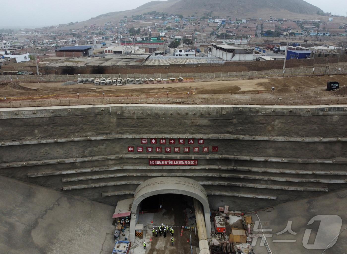 본문 이미지 - 중국의 국유기업 '코스코 쉬핑'이 건설 중인 페루 창카이항의 모습.  2023.08.22 ⓒ 로이터=뉴스1