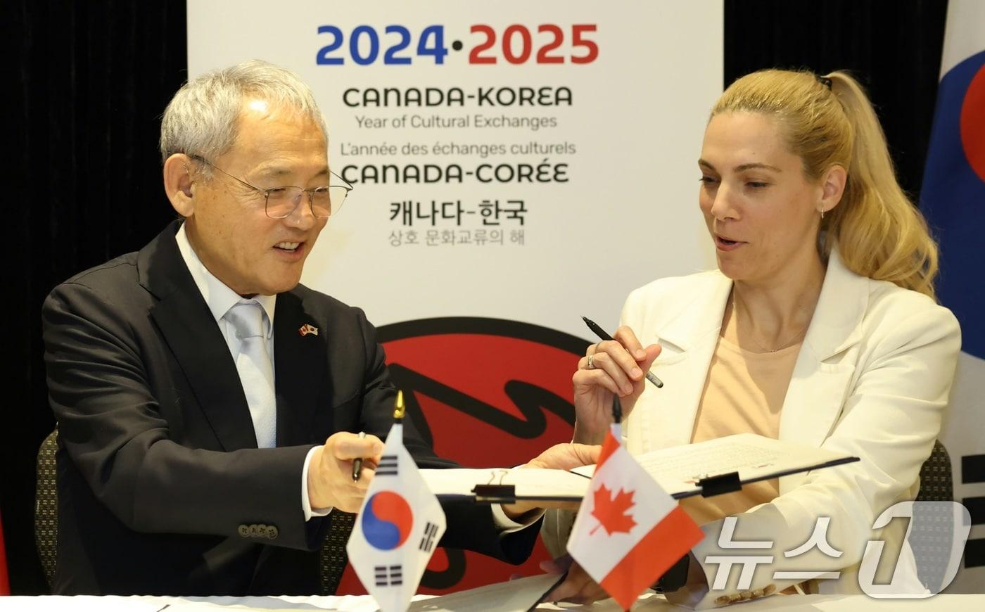 유인촌 문화체육관광부 장관과 파스칼 생 옹쥬 캐나다 문화유산부 장관이 25일(현지시간) 캐나다 오타와 국립아트센터에서 상호문화교류의 해 양해각서 서명 후 교환하고 있다. (문화체육관광부 제공) 2024.6.26/뉴스1