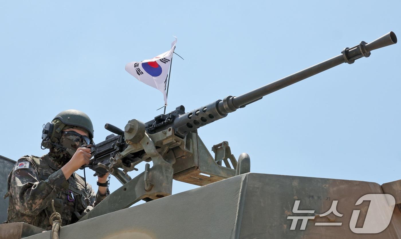 본문 이미지 - 육군 제7포병여단에서 열린 6·25참전용사 초청행사에서 K9A1 자주포에 탑승한 군 장병이 K6 중기관총으로 조준하고 있다.  뉴스1 ⓒ News1 장수영 기자