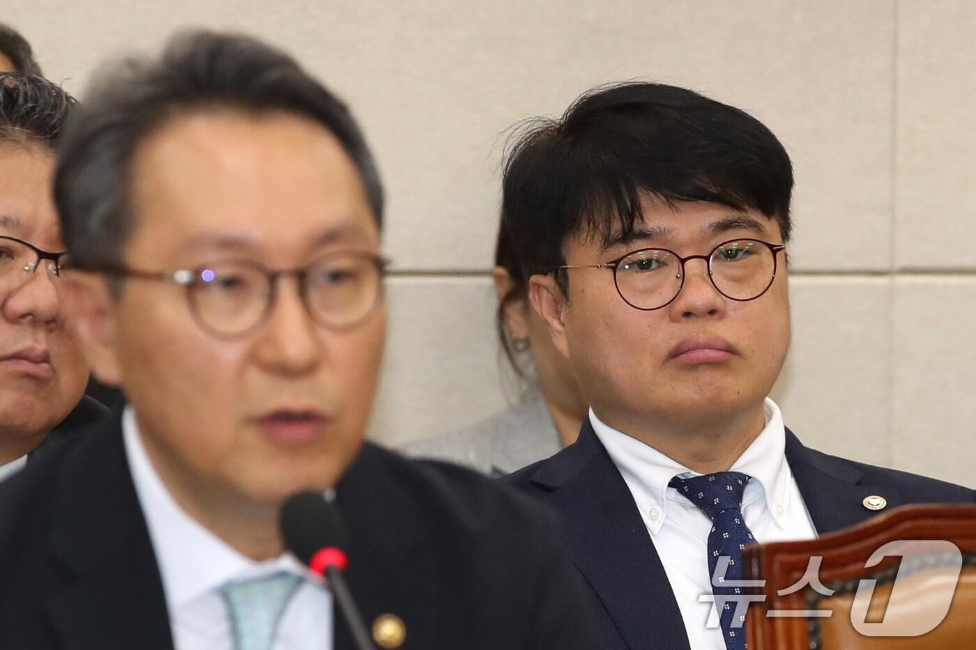 본문 이미지 - 임현택 대한의사협회 회장이 26일 오전 서울 여의도 국회 보건복지위원회 전체회의장에서 열린 의료계 비상상황 관련 청문회에 참고인으로 출석해 박민수 보건복지부 2차관의 답변을 듣고 있다. 2024.6.26/뉴스1