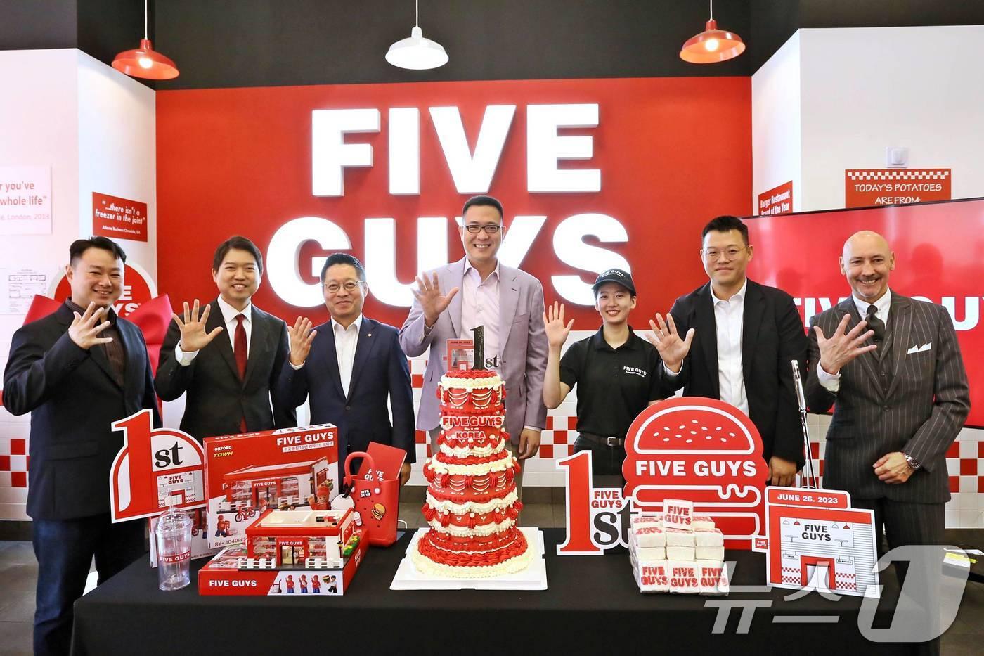 김동선 한화갤러리아 부사장&#40;왼쪽 네 번째&#41;과 김영훈 한화갤러리아 대표&#40;왼쪽 세 번째&#41;, 오민우 에프지코리아 대표&#40;왼쪽 여섯 번째&#41; 등 참석자들이 26일 오전 서울 서초구 파이브가이즈 강남에서 열린 파이브가이즈 국내 오픈 1주년 기념 행사에서 기념촬영을 하고 있다. &#40;파이브가이즈 제공&#41; 2024.6.26/뉴스1