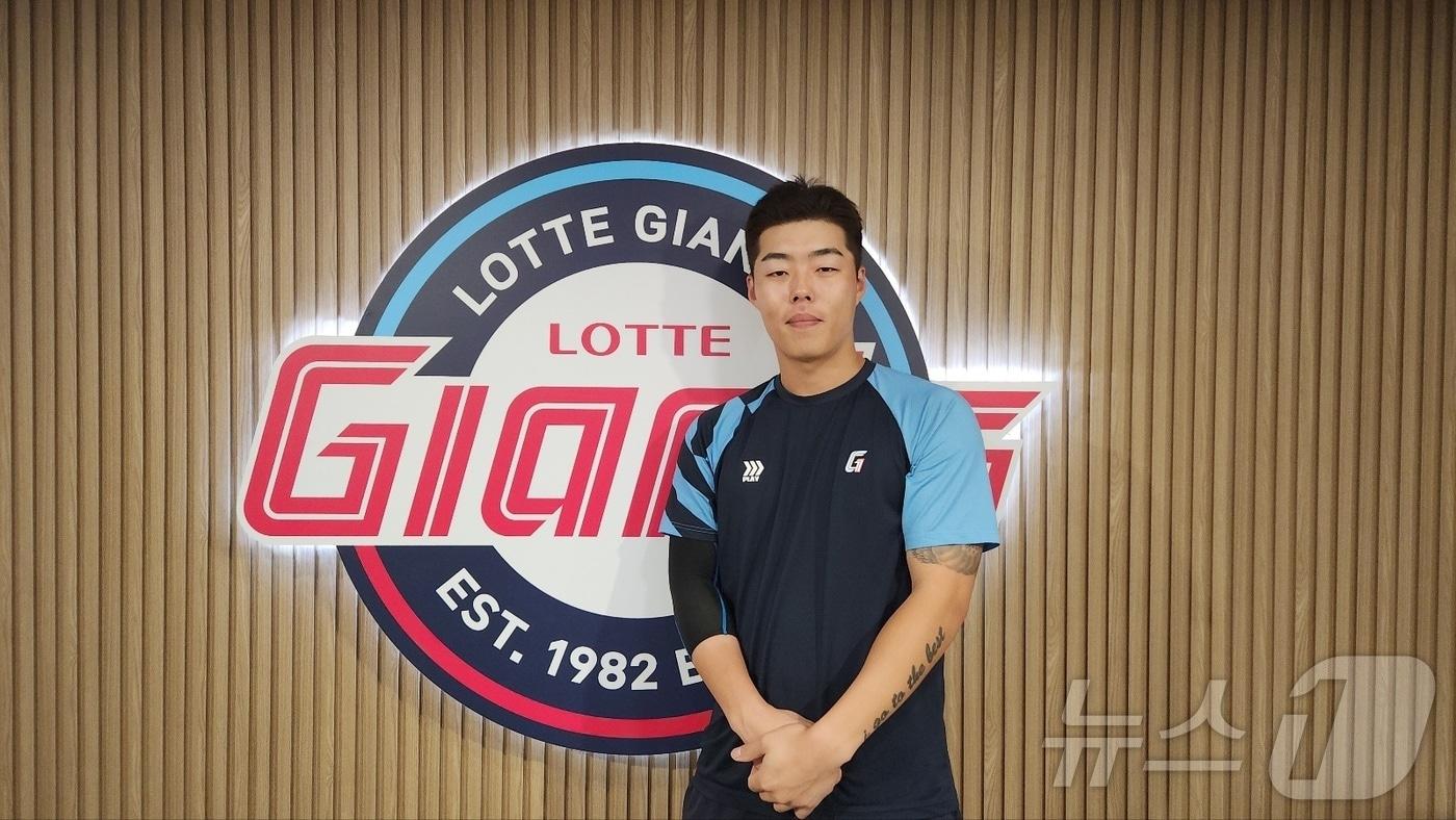 본문 이미지 - 롯데 자이언츠 고승민이 26일 부산사직구장에서 인터뷰를 마친 뒤 포즈를 취하고 있다.