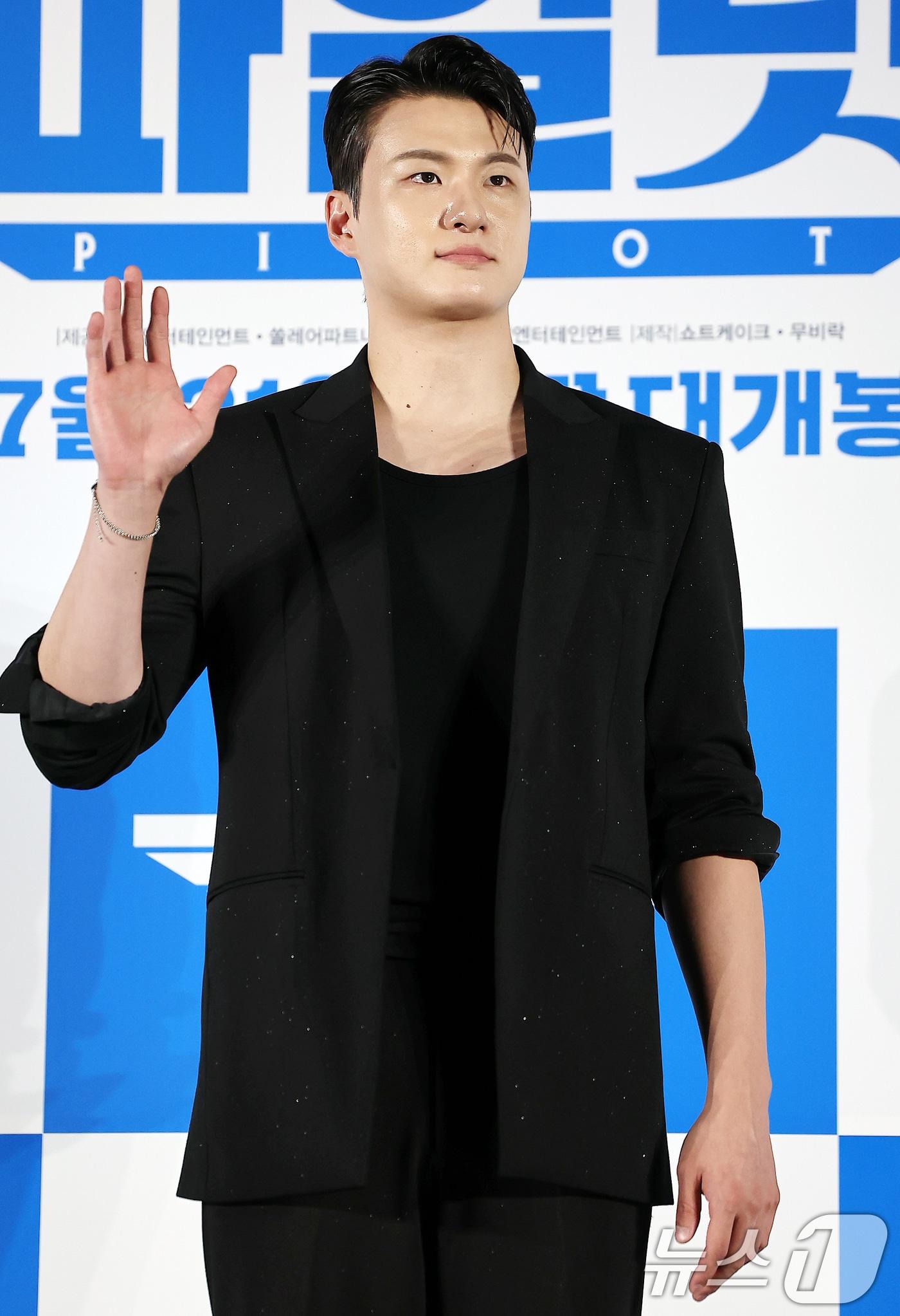 본문 이미지 - 배우 신승호가 26일 오전 서울 광진구 롯데시네마 건대입구에서 열린 영화 ‘파일럿’ 제작보고회에 참석해 포즈를 취하고 있다. 영화 ‘파일럿’은 스타 파일럿에서 하루아침에 실직자가 된 한정우(조정석 분)가 파격 변신 이후 재취업에 성공하며 벌어지는 코미디물로 오는 7월 31일 개봉 예정이다. 2024.6.26/뉴스1 ⓒ News1 김진환 기자