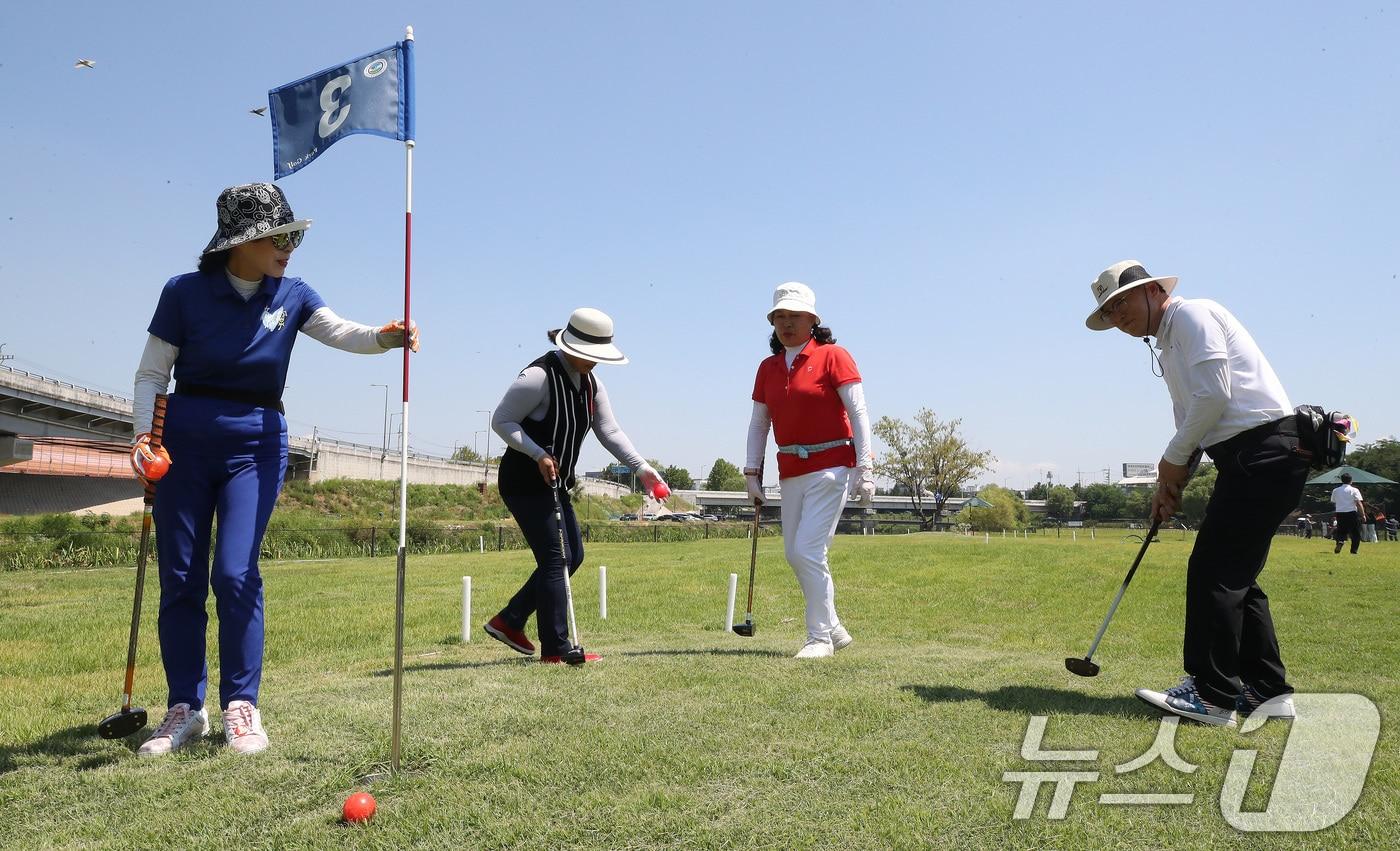 26일 오전 서울 강남구 세곡동 강남탄천파크골프장에서 시민들이 파크골프를 즐기고 있다.2024.6.26/뉴스1 ⓒ News1 임세영 기자