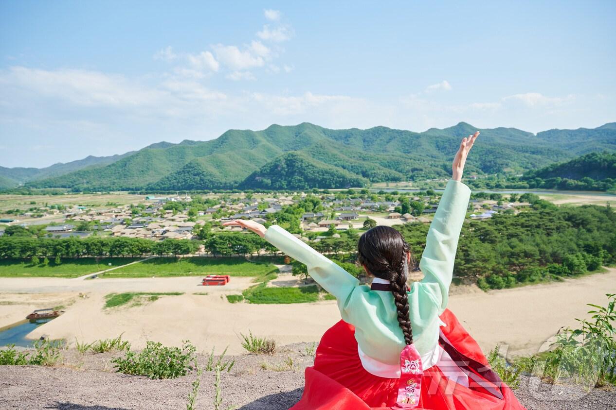 본문 이미지 - 한복을 입은 관광객이 안동 부용대에서 하회마을을 배경으로 사진을 찍고 있다(안동시 제공)2024.6.26/뉴스1