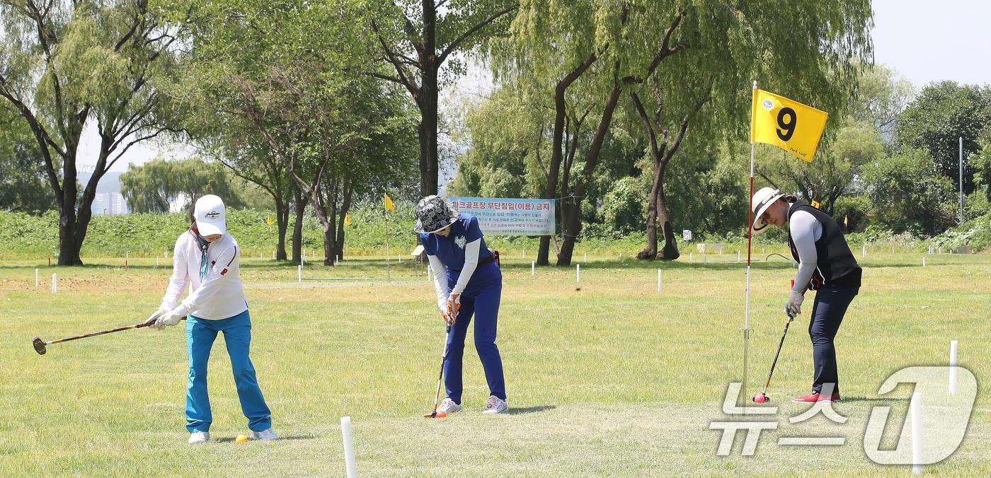 서울 강남구 세곡동 강남탄천파크골프장에서 파크골프를 즐기는 시민들.&#40;기사 내용과 무관함&#41; 2024.6.26/뉴스1 ⓒ News1 임세영 기자