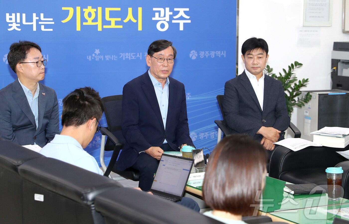본문 이미지 - 박용수 광주시 민주인권평화국장이 26일 시청 5층 기자실에서 5·18진상조사위원회 종합보고서와 관련한 광주시 입장을 밝히고 있다.(광주시 제공) 2024.6.26/뉴스1