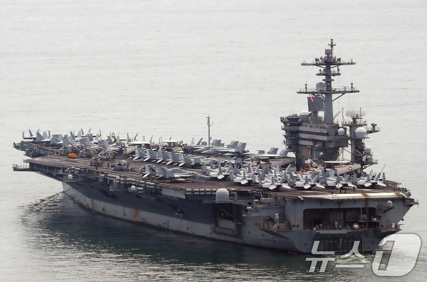 미국 핵추진 항공모함 &#39;시어도어 루스벨트&#39;&#40;CVN-71&#41;가 26일 오후 한국·미국·일본 3국의 최초 다영역 군사훈련인 &#39;프리덤 에지&#39;&#40;Freedom Edge&#41;에 참가하기 위해 부산 남구 해군작전사령부 부산작전기지에서 출항하고 있다.2024.6.26/뉴스1 ⓒ News1 윤일지 기자