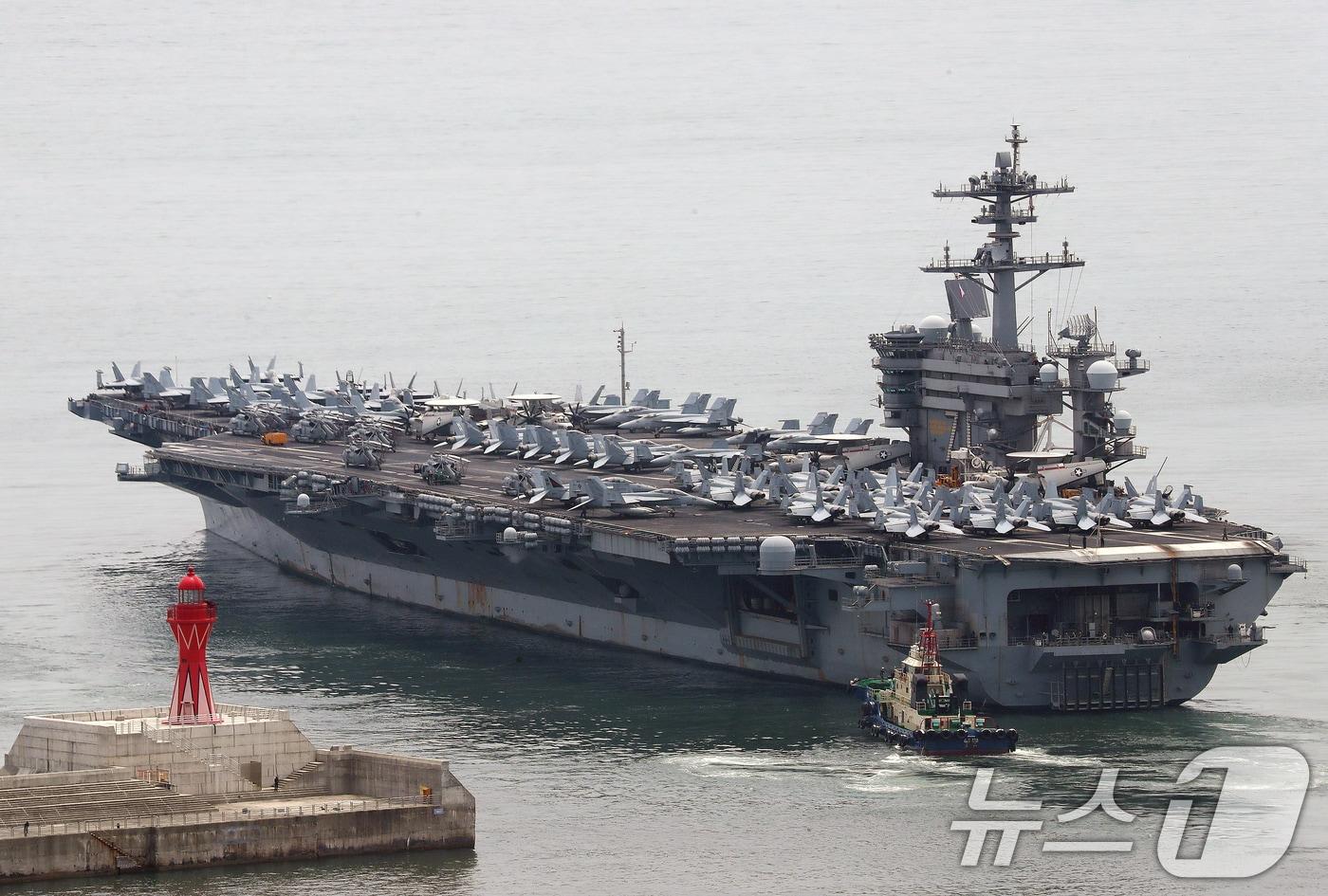 미국 핵추진 항공모함 &#39;시어도어 루스벨트&#39;&#40;CVN-71&#41;가 2024년 6월 26일 오후 한국·미국·일본 3국의 최초 다영역 군사훈련인 &#39;프리덤 에지&#39;&#40;Freedom Edge&#41;에 참가하기 위해 부산 남구 해군작전사령부 부산작전기지에서 출항하고 있다.  2024.6.26/뉴스1 ⓒ News1 윤일지 기자