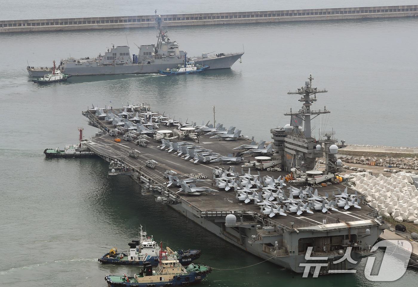 미국 핵추진 항공모함 &#39;시어도어 루스벨트&#39;&#40;CVN-71&#41;과 이지스구축함이 26일 오후 한국·미국·일본 3국의 최초 다영역 군사훈련인 &#39;프리덤 에지&#39;&#40;Freedom Edge&#41;에 참가하기 위해 부산 남구 해군작전사령부 부산작전기지에서 출항하고 있다.2024.6.26/뉴스1 ⓒ News1 윤일지 기자