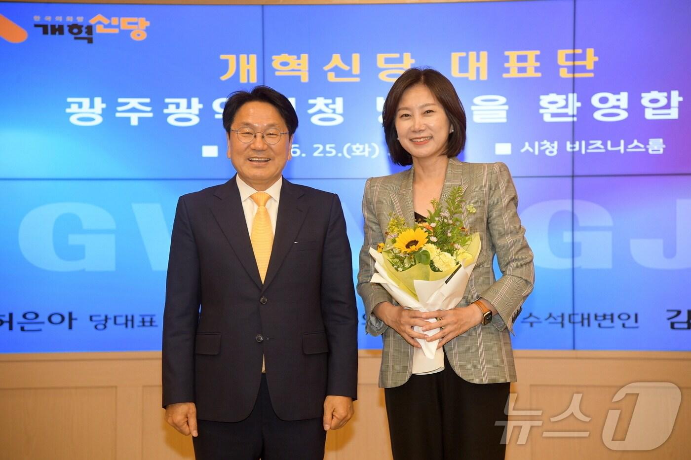 강기정 광주시장이 25일 오후 시청 비즈니스룸에서 허은아 개혁신당 대표와 환담을 나눈 후 기념촬영을 하고 있다.(광주시 제공)2024.6.26/뉴스1 