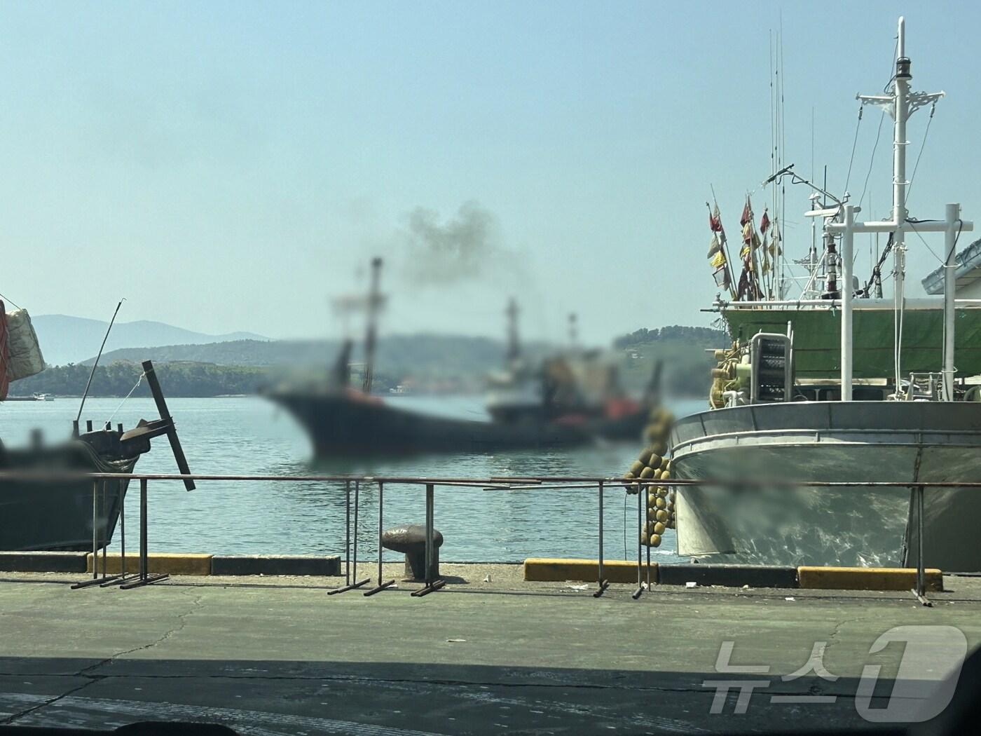 본문 이미지 - 지난 13일 전남 여수에서 제주도 무단이탈자 중국인 선원을 태운 어선이 입항하고 있다.(여수해경 제공)2024.6.26/뉴스1