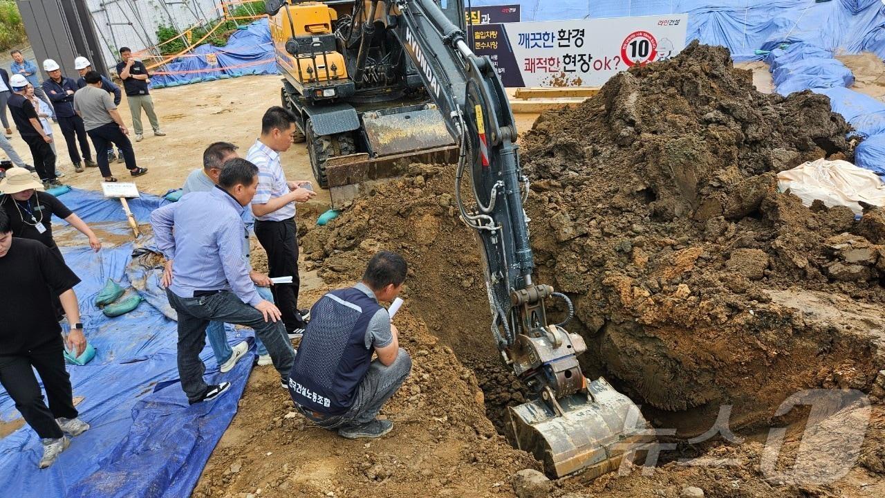 본문 이미지 - 광주시가 건설노조, 광주시의회, 북구의회, 시공사 관계자 등이 일곡근린공원에서 건축폐기물 매립 의혹에 대한 현장조사를 하고 있다.&#40;광주시 제공&#41;2024.6.26/뉴스1 ⓒ News1 박준배 기자
