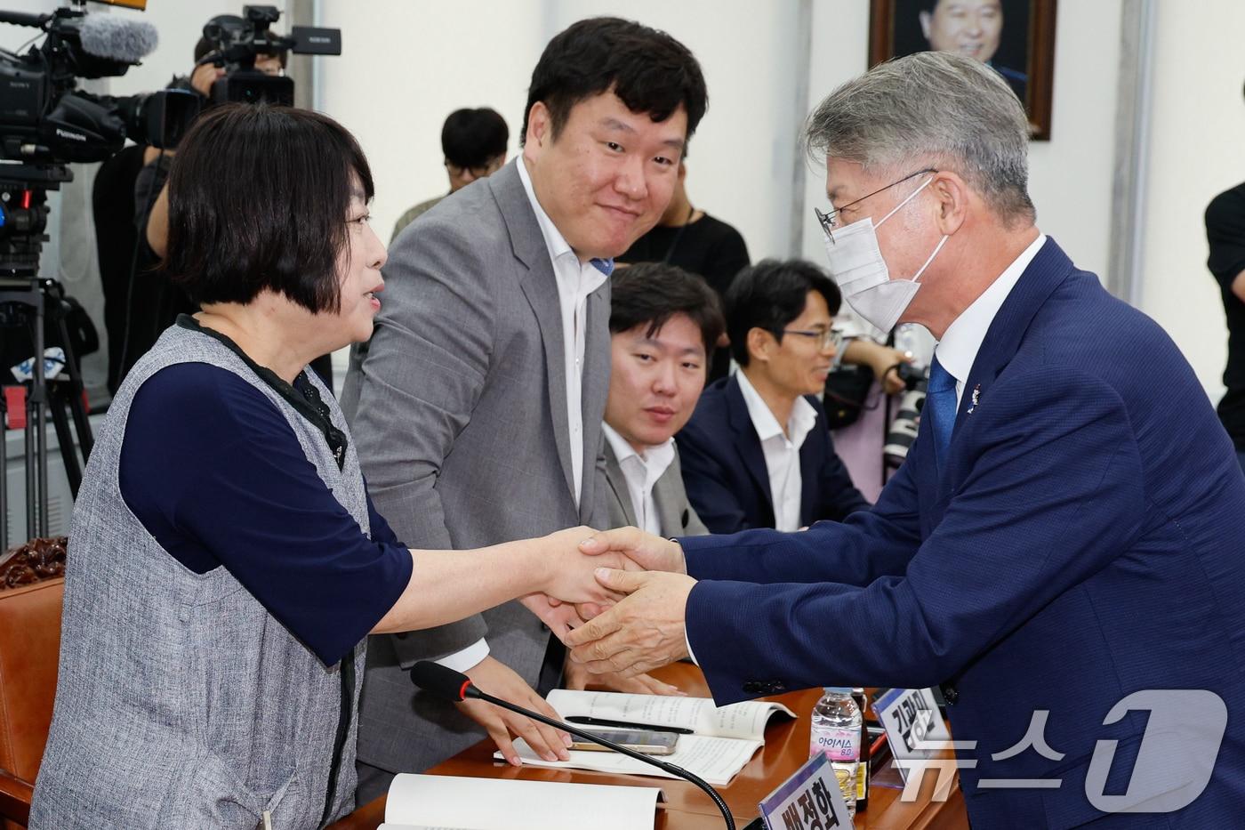 본문 이미지 - 이화영 전 경기도 평화부지사의 배우자인 백정화 씨가 26일 서울 여의도 국회에서 더불어민주당 정치검찰사건조작특별대책단 주최로 열린 '정치검찰 사건조작 피해사례 증언과 대책 간담회'에 참석해 민형배 단장과 악수하고 있다. 가운데는 김광민 변호사. 2024.6.26/뉴스1 ⓒ News1 안은나 기자