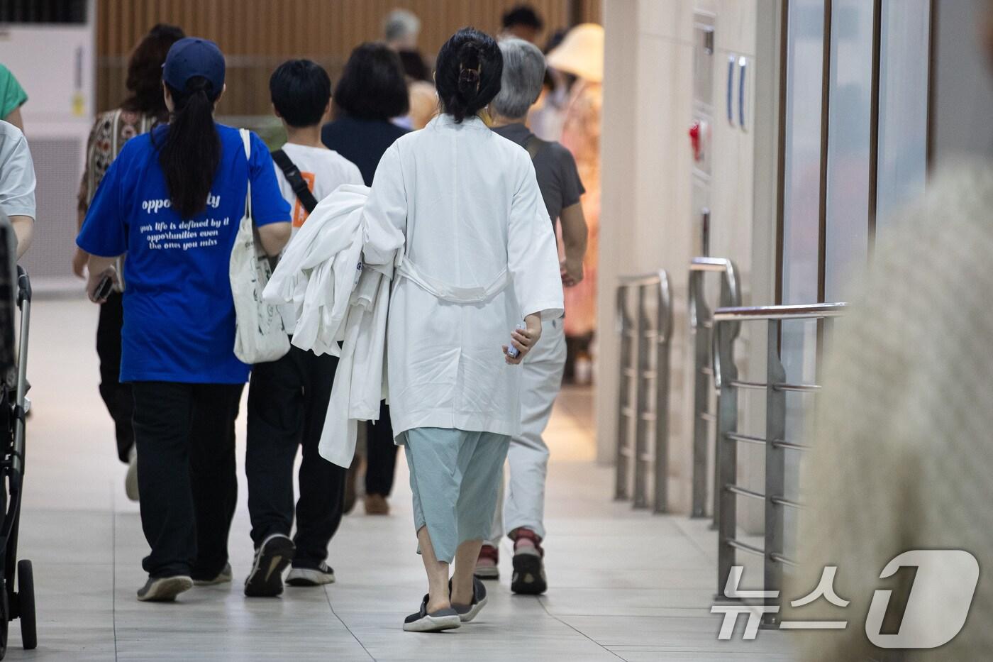 본문 이미지 - 26일 서울시내 한 대학병원에서 의료진이 이동하고 있다. 2024.6.26/뉴스1 ⓒ News1 유승관 기자