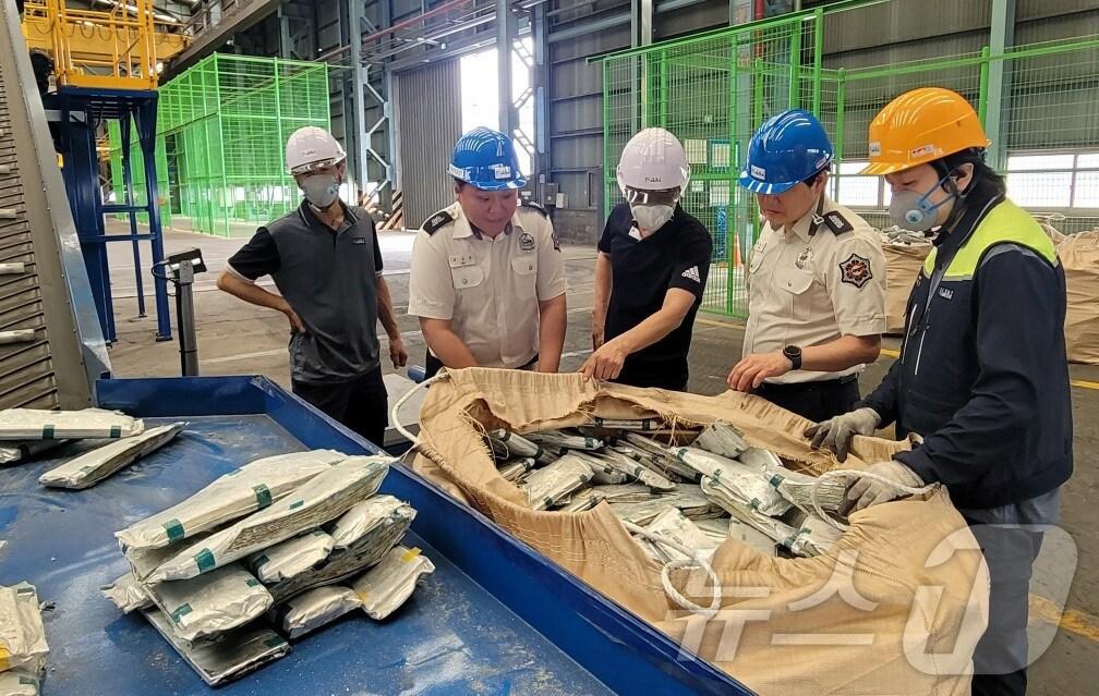본문 이미지 -  26일 경북 포항남부소방서 조사팀이 관내 이차전지 생산업체에서 현장안전점검을 하고 있다. (포항남부소방서제공) 2024.6.26/뉴스1