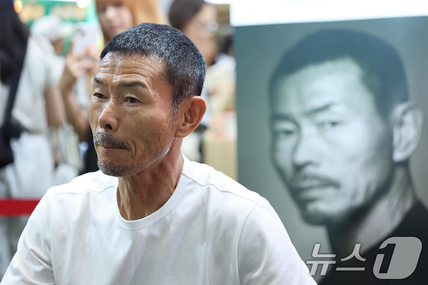본문 이미지 - 축구선수 손흥민의 아버지인 손웅정 SON축구아카데미 감독이 26일 서울 강남구 코엑스에서 열린 2024 서울국제도서전에서 사인회를 하고 있다. 2024.6.26/뉴스1 ⓒ News1 신웅수 기자