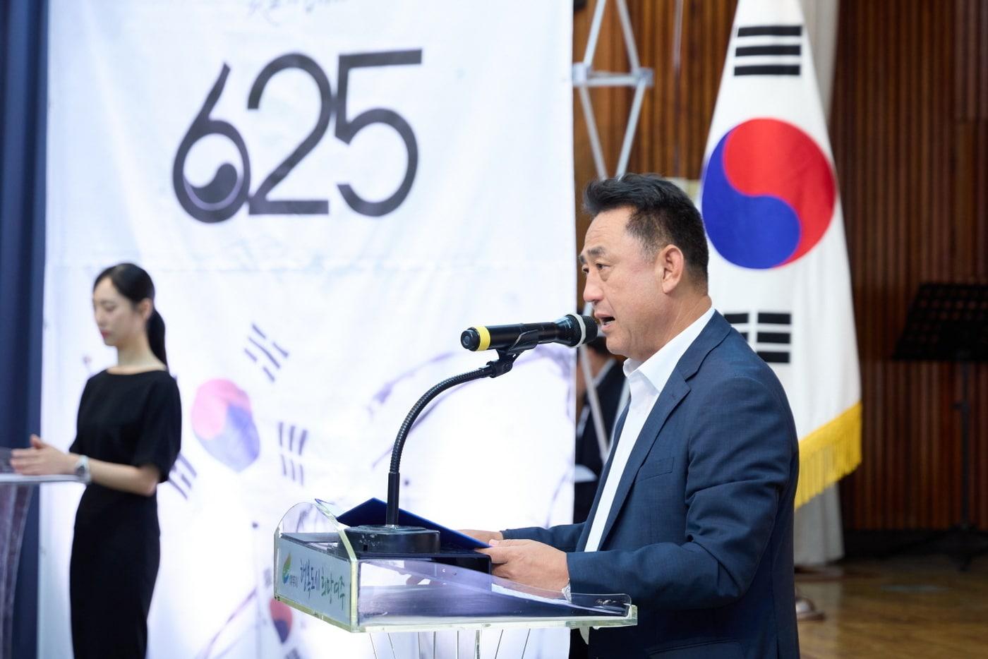 본문 이미지 -  이충우 경기 여주시장이 25일 시청 대회의실에서 열린 6·25전쟁 제74주년 행사에서 기념사를 하고 있다.(여주시 제공)/뉴스1