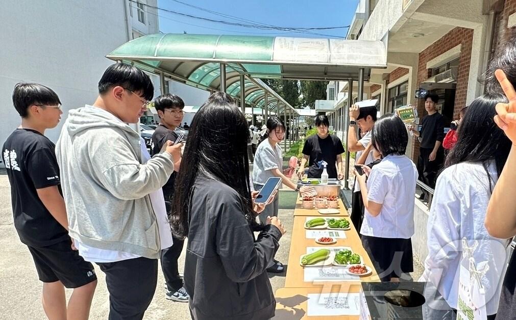 본문 이미지 - 충북 청주농업고등학교는 지역과 상생하는 교육생태계 사업의 하나로 '못난이농산물 활성화 프로젝트'를 진행했다.(충북교육청 제공)/뉴스1