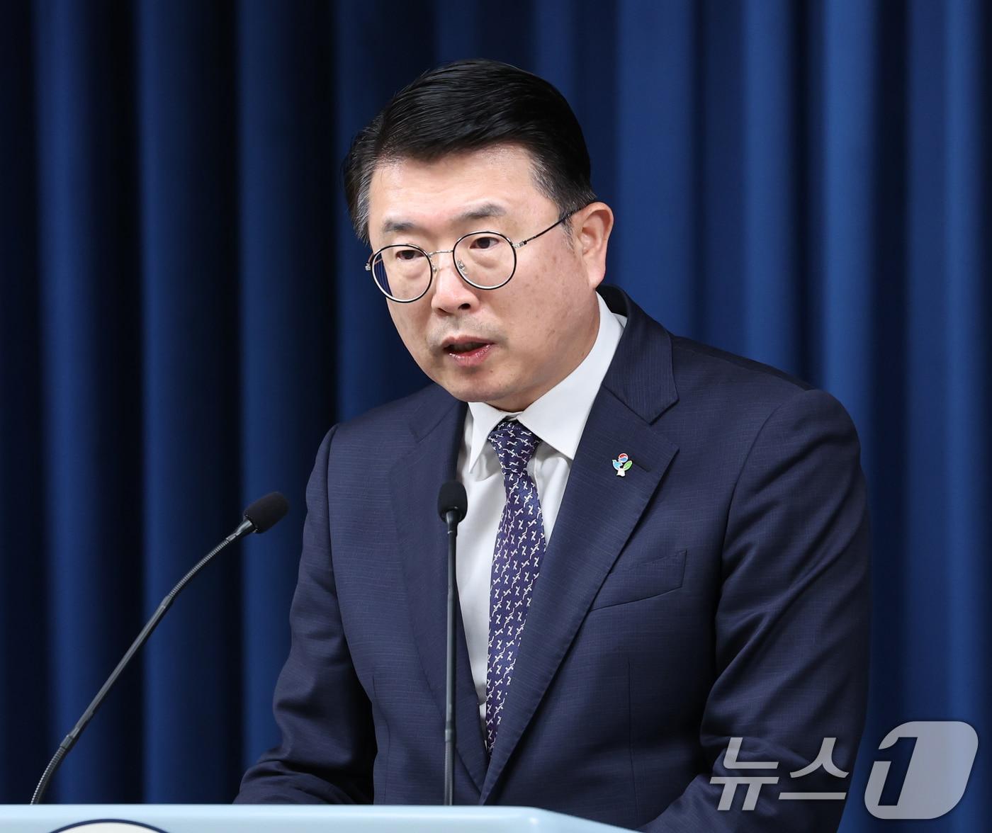 본문 이미지 - 장상윤 대통령실 사회수석이 26일 용산 대통령실 청사 브리핑룸에서 정신건강정책 혁신위원회 회의 관련 브리핑을 하고 있다. 2024.6.26/뉴스1 ⓒ News1 송원영 기자