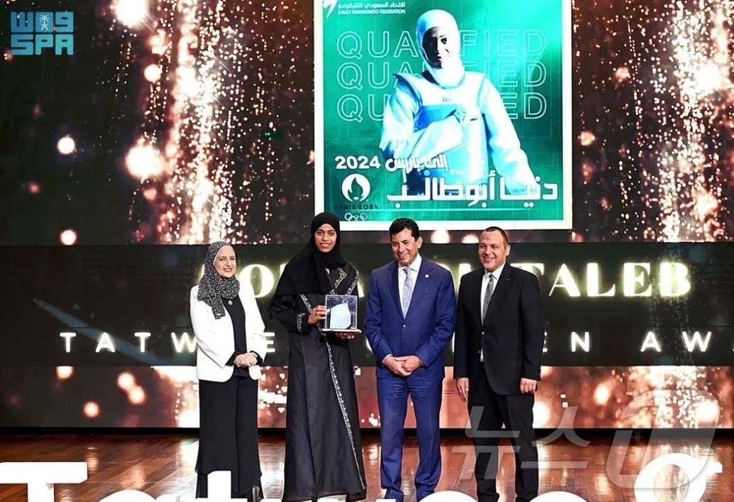 본문 이미지 - 사우디아라비아 여성 최초로 태권도 종목에서 올림픽 출전권을 따낸 도니아 아부 탈레브(27, 왼쪽에서 두 번째)가 중동 여성 스포츠의 기대주로 주목받고 있다고 AFP통신이 26일 보도했다. <출처=사우디 국영SPA통신> ⓒ News1 강민경 기자