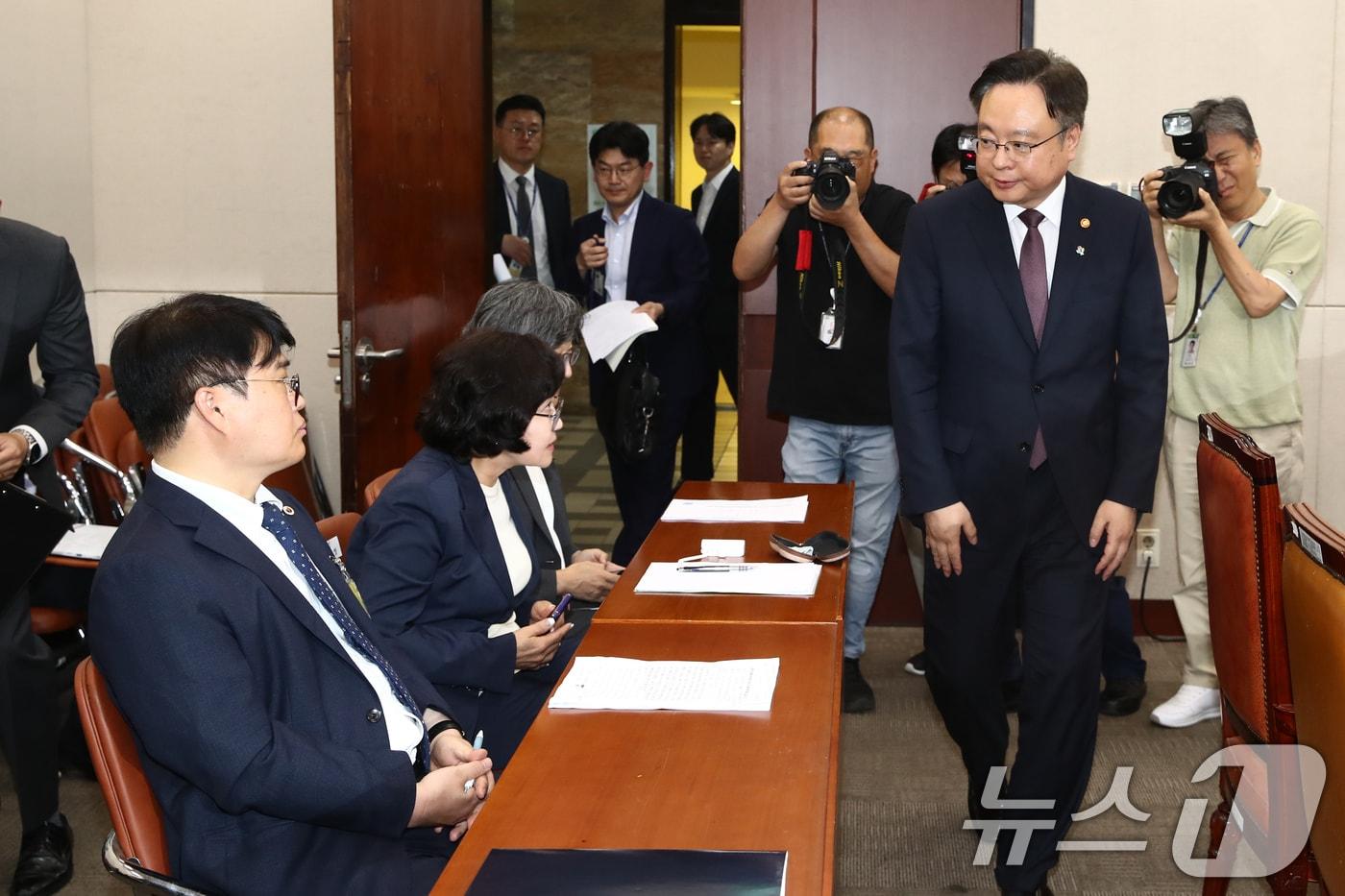 조규홍 보건복지부 장관이 26일 오후 서울 여의도 국회 보건복지위원회 전체회의장에서 열린 의료계 비상상황 관련 청문회에 출석하고 있다. 왼쪽 첫번째는 임현택 대한의사협회 회장. 2024.6.26/뉴스1 ⓒ News1 이광호 기자