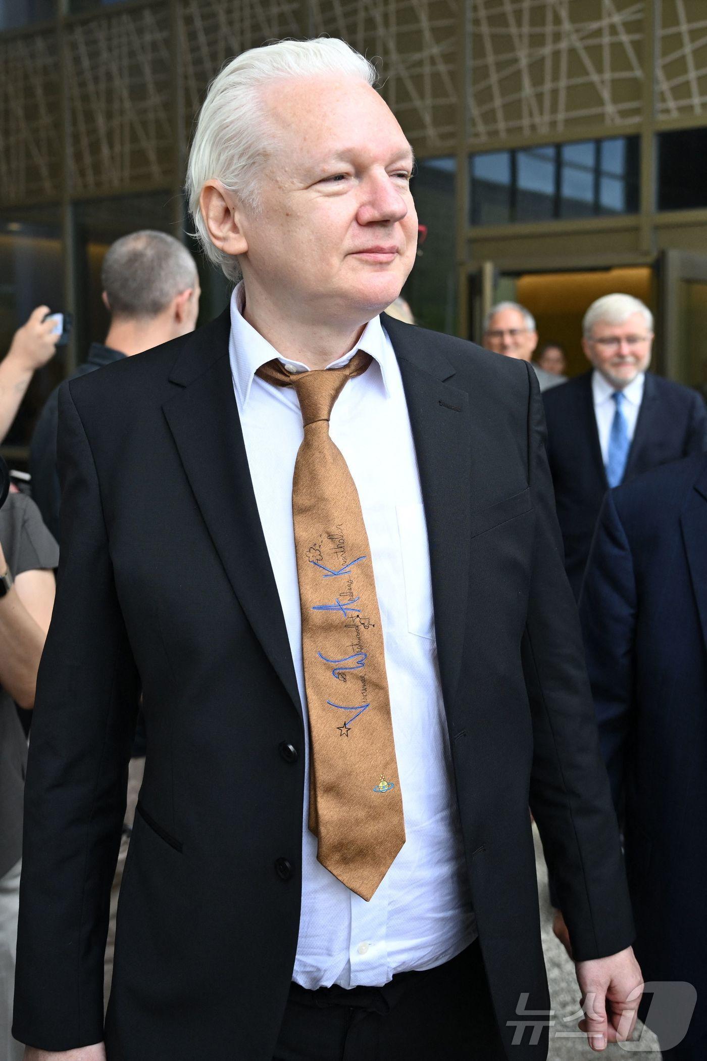 본문 이미지 - 미국 정부의 기밀문서를 입수해 폭로한 위키리크스 창업자 줄리언 어산지가 26일(현지시간) 미국령 북마라아나제도 사이판 법원에 출두해 미국 정부의 기밀문서를 입수해 폭로한 혐의를 인정했다. 어산지는 5년여 간의 영국에서의 복역 기간을 인정받아 바로 석방된 후 고국인 호주로 떠났다. 2024.6.26. ⓒ AFP=뉴스1 