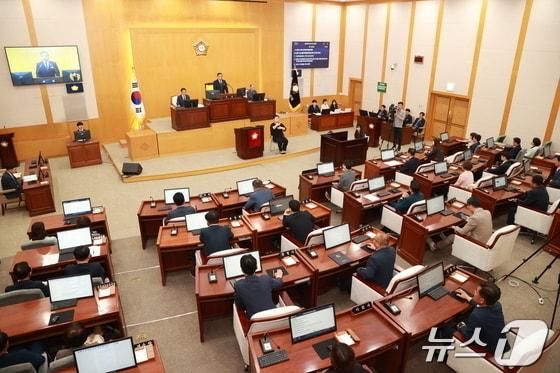 본문 이미지 -  충북 충주시의회 다수당인 국민의힘 시의원들이 후반기 의장 선출을 놓고 내홍을 겪고 있다.(자료사진)2024.6.26/뉴스1
