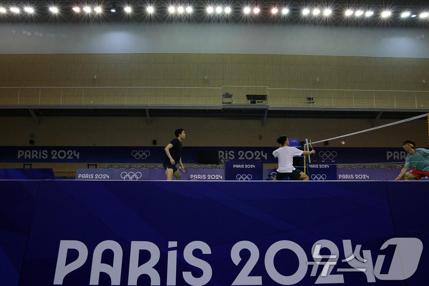 2024 파리하계올림픽을 한 달 앞둔 26일 오후 충북 진천군 광혜원면 선수촌로 진천국가대표선수촌 핸드볼경기장 훈련장에 마련된 배드민턴 국가대표팀 훈련장에서 남자복식 서승재(검은티)와 강민혁 선수가 구슬땀을 흘리며 훈련을 하고 있다. 2024.6.26/뉴스1 ⓒ News1 박정호 기자