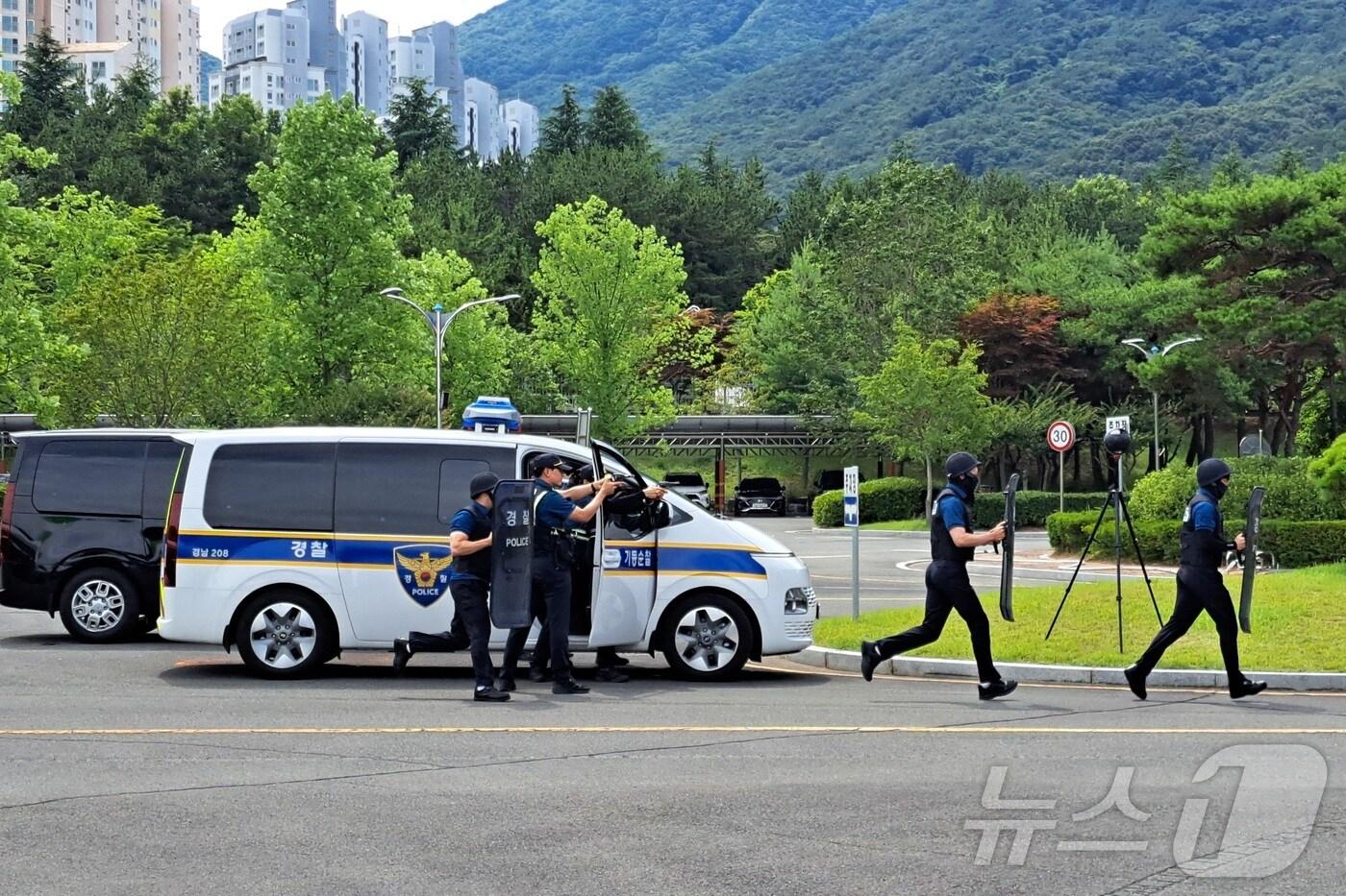 본문 이미지 - 26일 오후 경남 통영시 한국가스공사 통영기지본부에서 실시된 관계기관 합동 대테러 종합훈련에서 테러범과 대치하고 있는 경찰. 2024.6.26/뉴스1 강미영기자