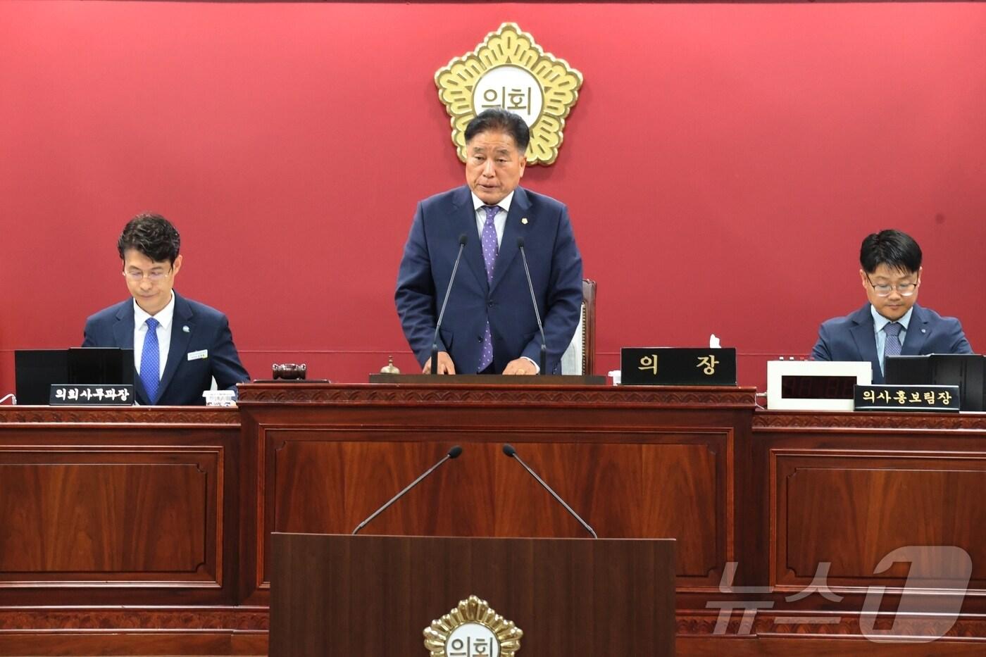 본문 이미지 -  고창군의회(의장 임정호)가 26일 제4차 본회의를 끝으로 9일간 이어진 제307회 제1차 정례회 일정을 마무리했다. 임정호 의장이 전반기 마지막 정례회 폐회를 선언하고 있다.(고창군의회 제공)2024.6.26/뉴스1