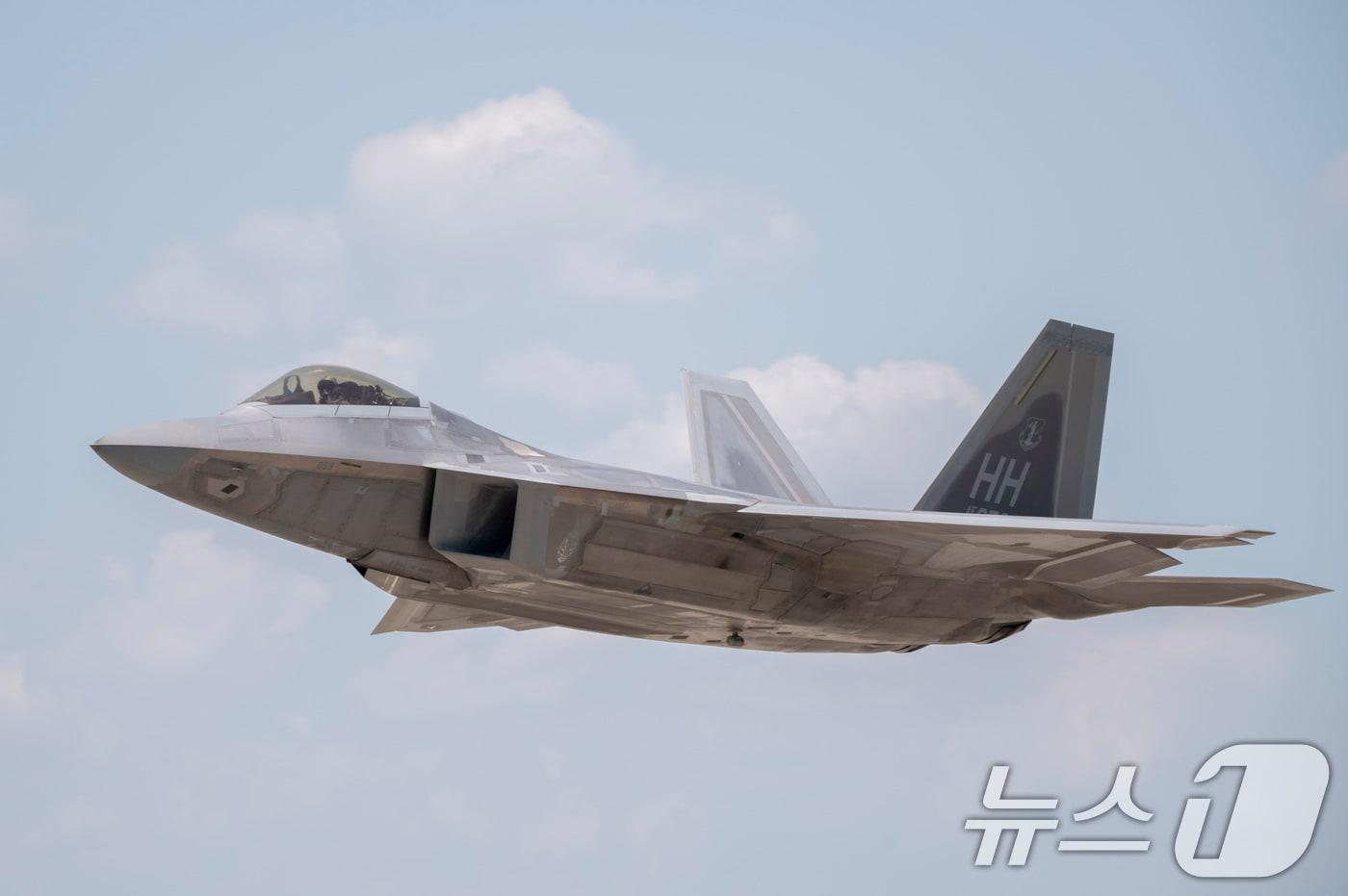 본문 이미지 - 미 공군의 F-22 '랩터' 스텔스 전투기. (공군 제공) 2024.6.26 ⓒ 뉴스1