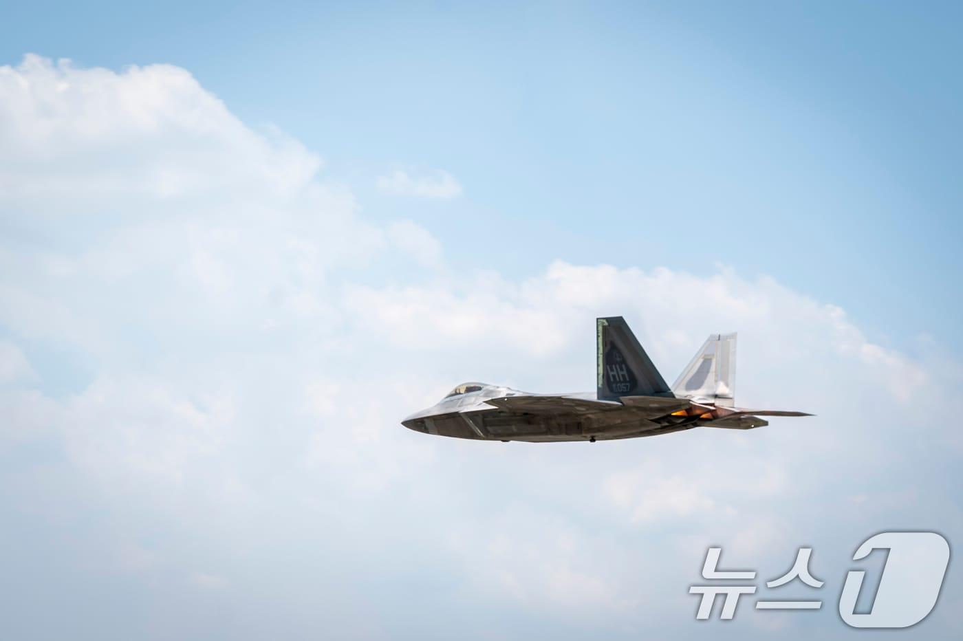 한미 공군이 26일 현존 '세계 최강' 전투기로 평가받는 미 공군의 F-22 '랩터' 스텔스 전투기가 참가한 가운데 한미 연합공중훈련 '쌍매훈련'을 실시했다. 미 공군의 F-22 전투기가 오산기지에서 이륙하고 있다. (공군 제공) 2024.6.26/뉴스1