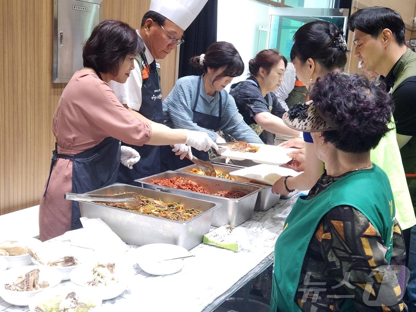 본문 이미지 - 전북특별자치도 자원봉사센터(이사장 고영호)와 고창군자원봉사센터(이사장 최은서)가 26일 신림면 다목적 체육관에서 지역 어르신을 초청해 ‘착한 한끼 나눔행사’를 개최했다.  (고창군 제공)2024.6.26/뉴스1