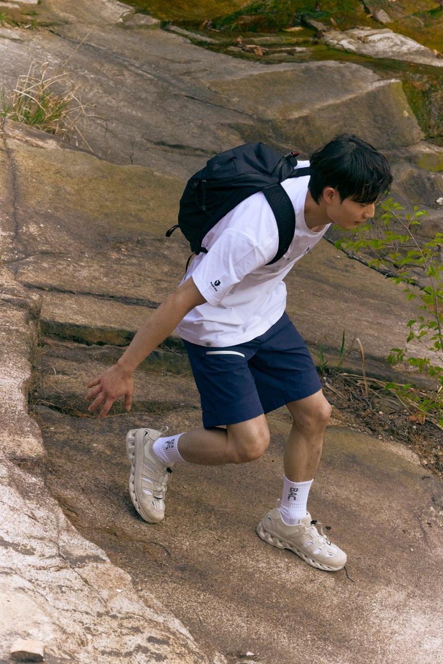 본문 이미지 - 블랙야크 썸머 슈즈 '워터문' 착용컷(블랙야크 제공).