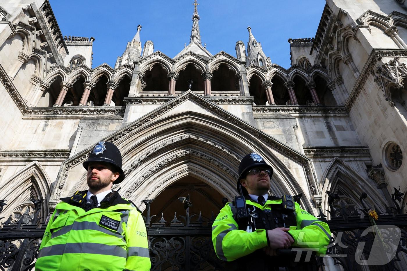 본문 이미지 - 영국 런던 고등법원 밖에서 경찰들이 경비를 서고 있다. 2024.03.26/ ⓒ 로이터=뉴스1 ⓒ News1 권진영 기자