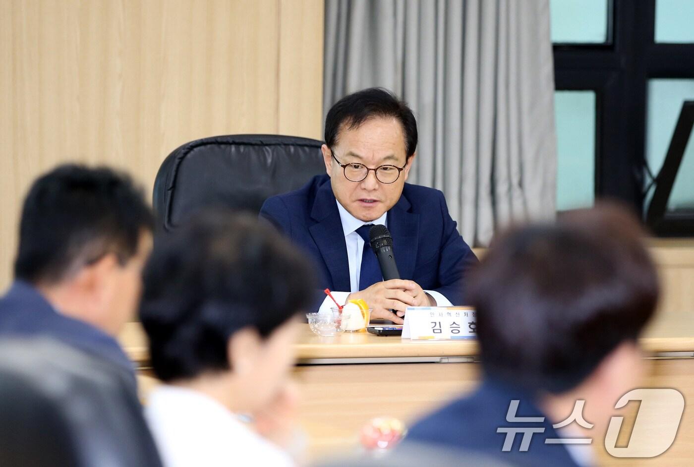 김승호 인사혁신처장이 26일 대전시 정부대전청사에서 과장급 공무원들과 인사제도 운영 등에 대한 의견을 나누고 있다. (인사혁신처 제공) 2024.6.26/뉴스1